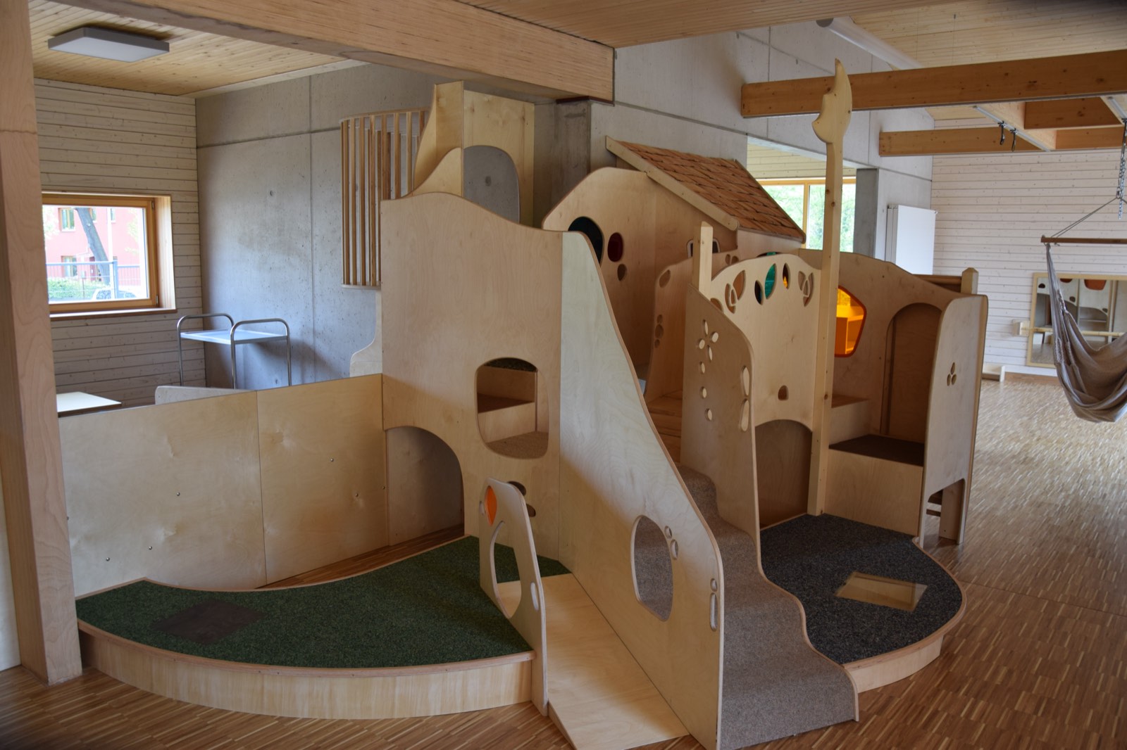 Von der Tischlerei Weißleder gefertigte Bewegungslandschaft aus Holz in einer Kita