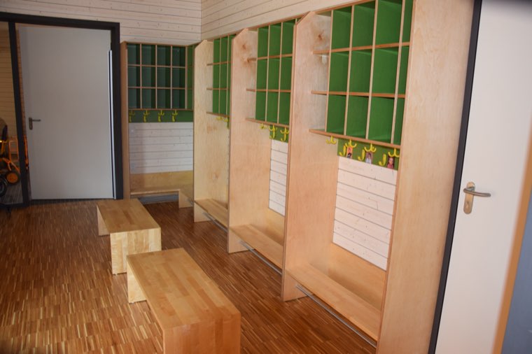 Kita-Garderobe mit grünen Akzenten