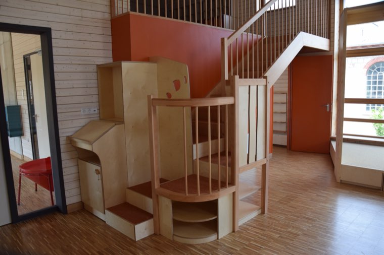 Spielpodest mit Treppe