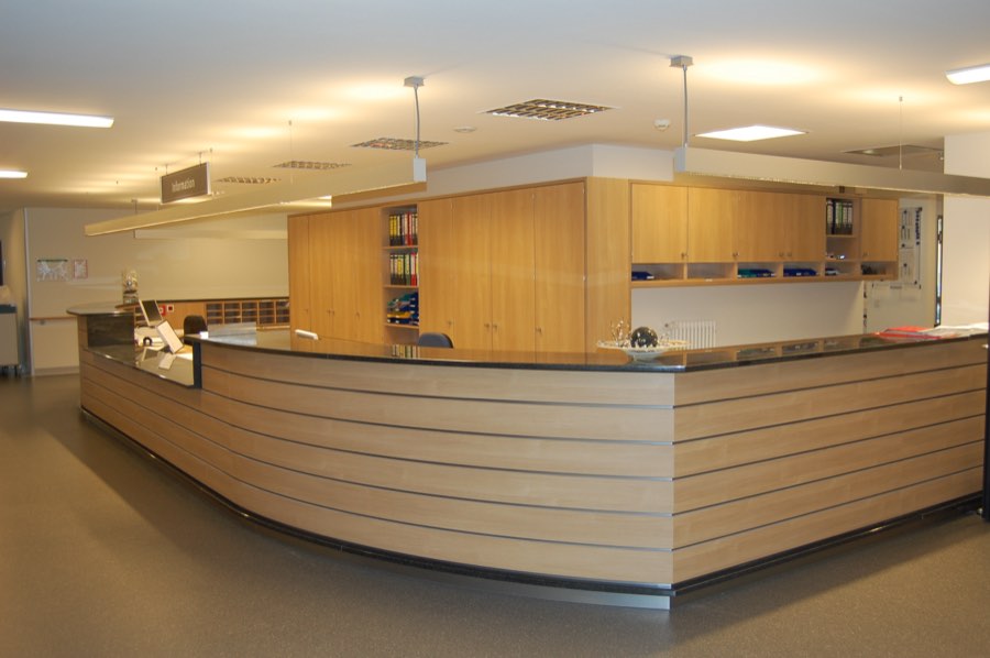 Empfangstresen in Klinik