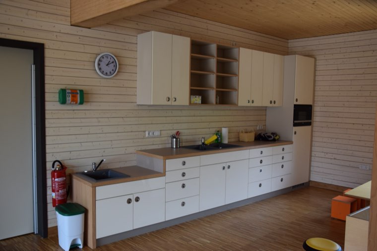 Teeküche mit Holzwandverkleidung